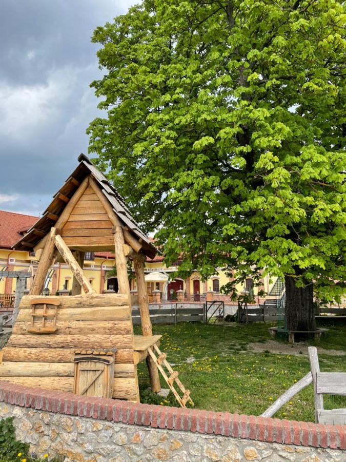 Kastely Grof Zichy Hotel Haniska Exterior photo